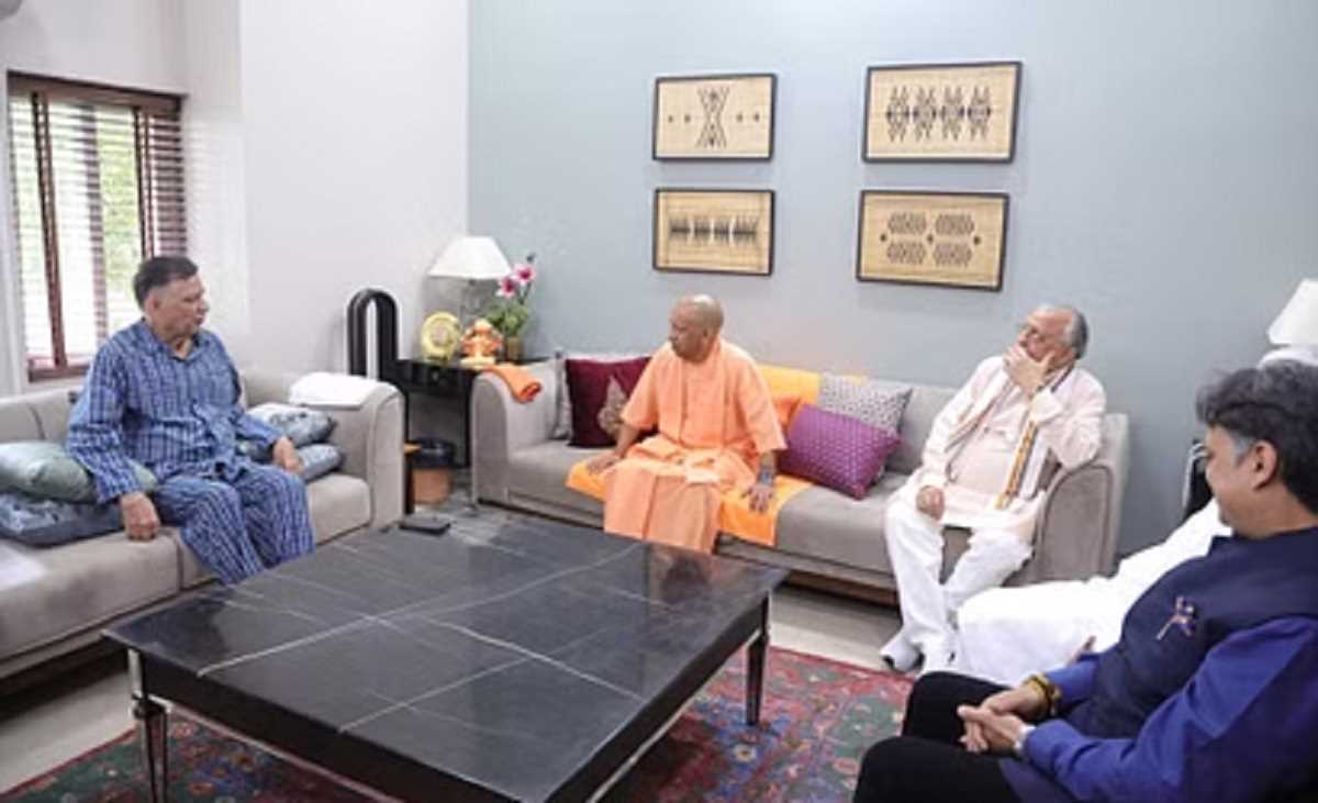 सीएम योगी ने विधानसभा अध्यक्ष के घर जाकर जाना हाल